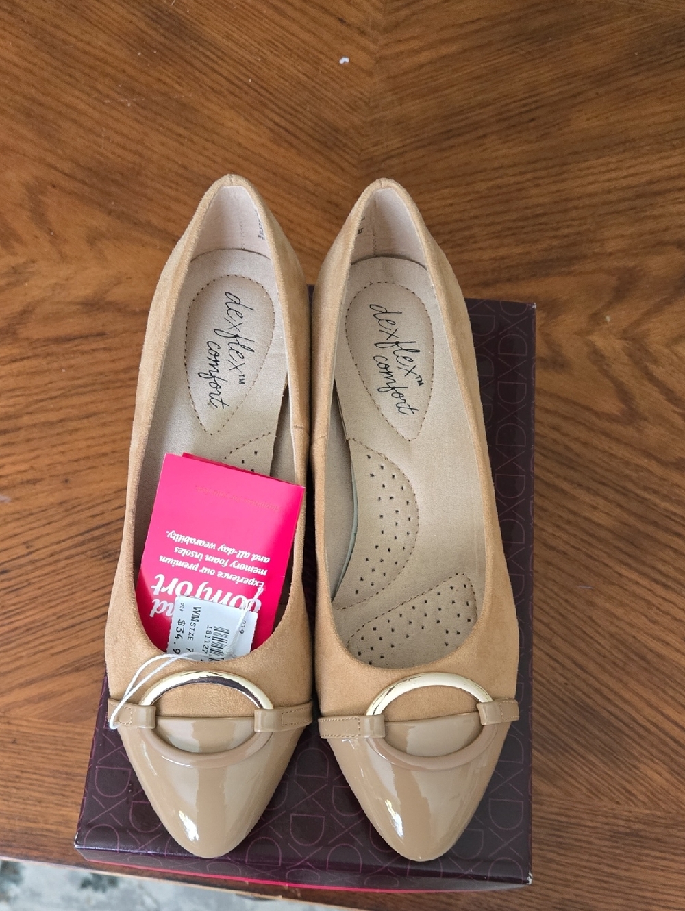 NWT Dexflex comfort Tan Pointed-Toe Flats with Patent Accent and Gold Ring 7M
